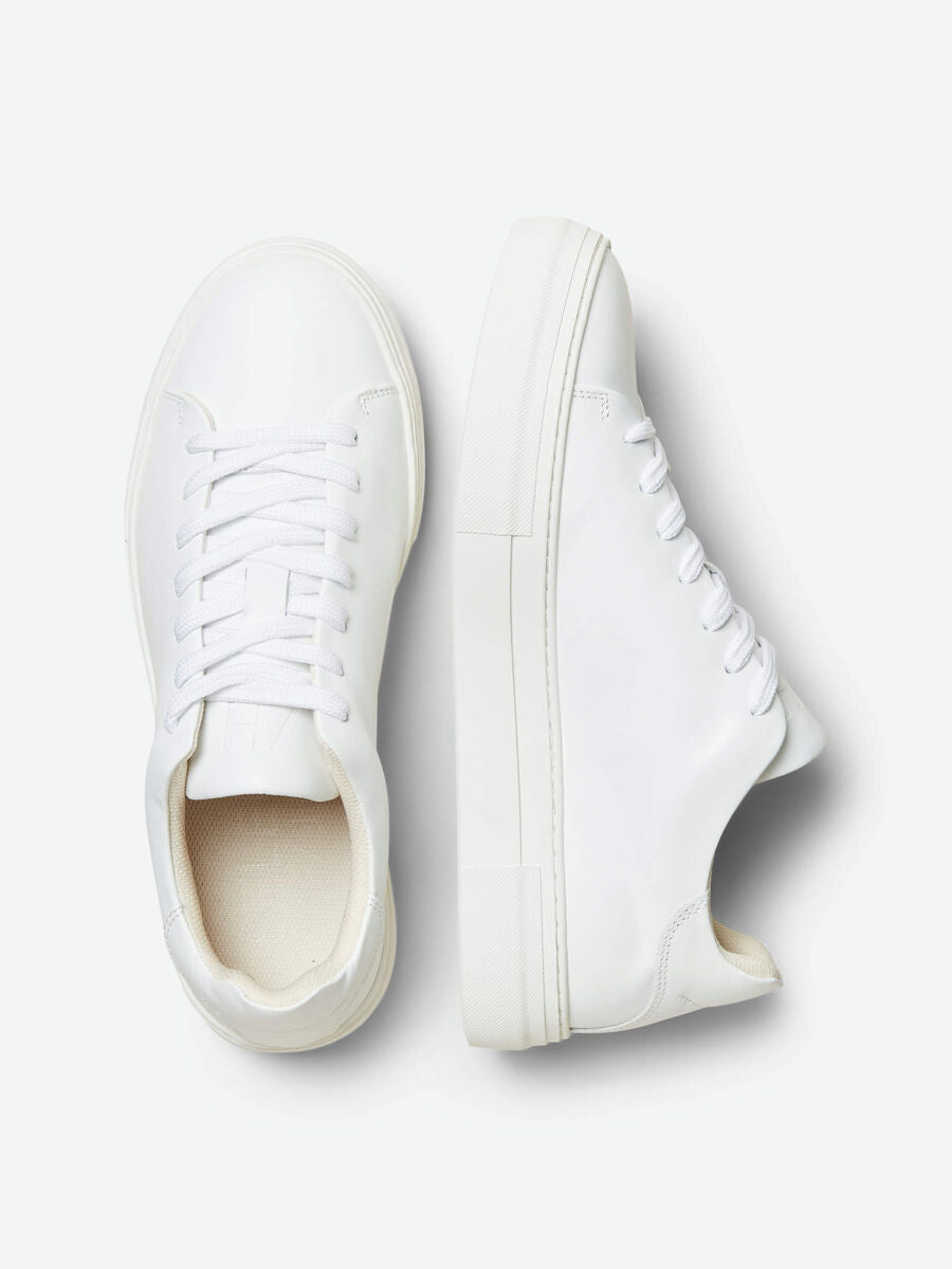 Souliers en cuir blanc