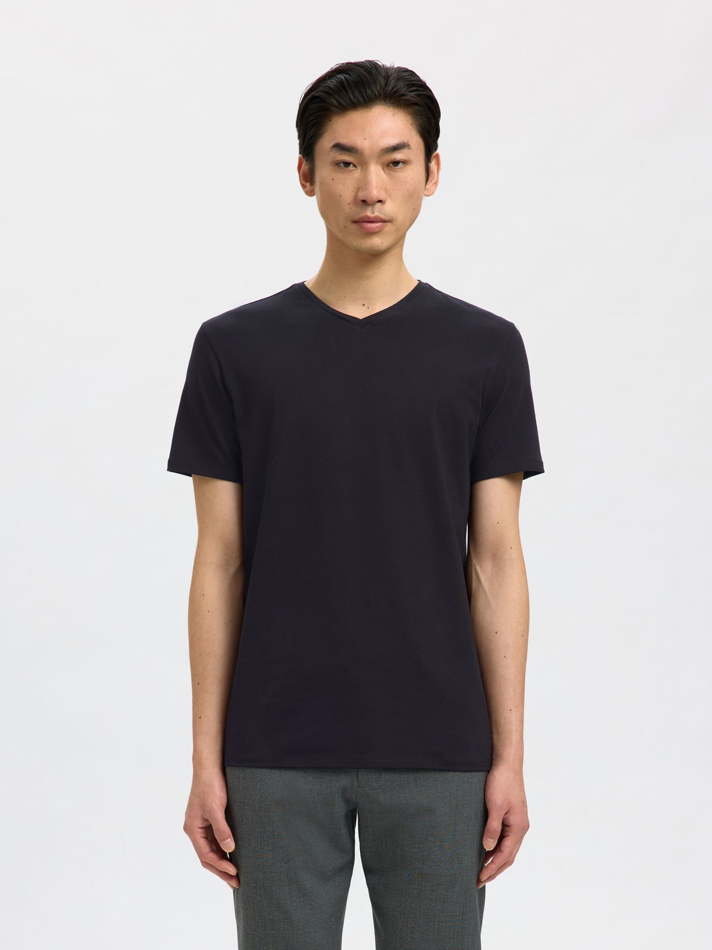 SHORT-SLEEVED V-NECK T-SHIRT SELECTED