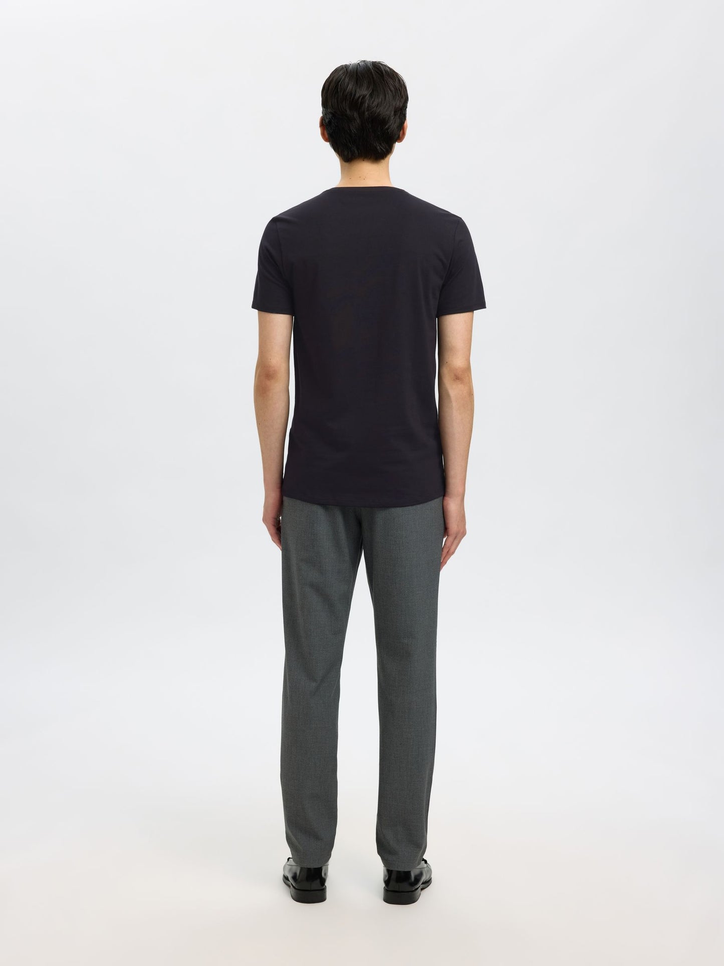 SHORT-SLEEVED V-NECK T-SHIRT SELECTED