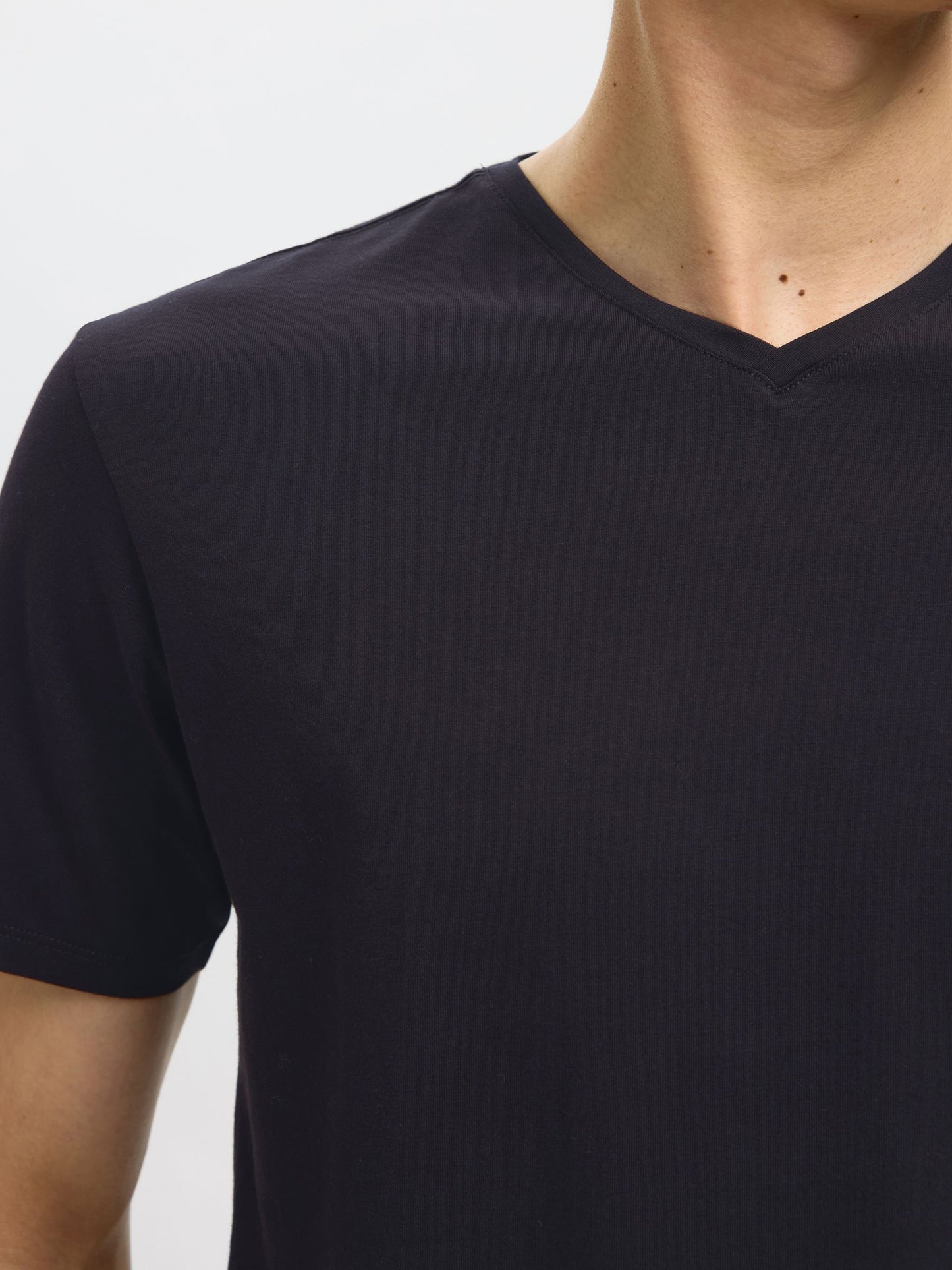 SHORT-SLEEVED V-NECK T-SHIRT SELECTED
