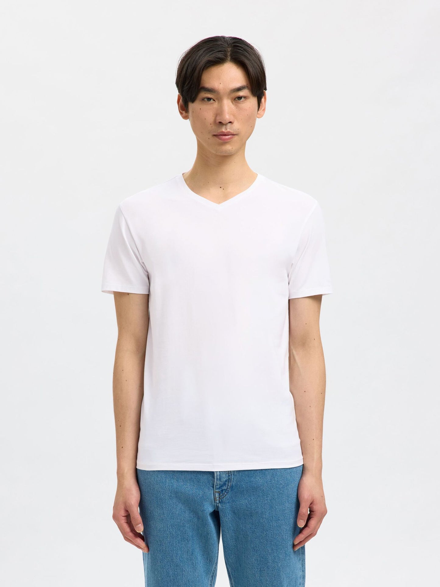 SHORT-SLEEVED V-NECK T-SHIRT SELECTED