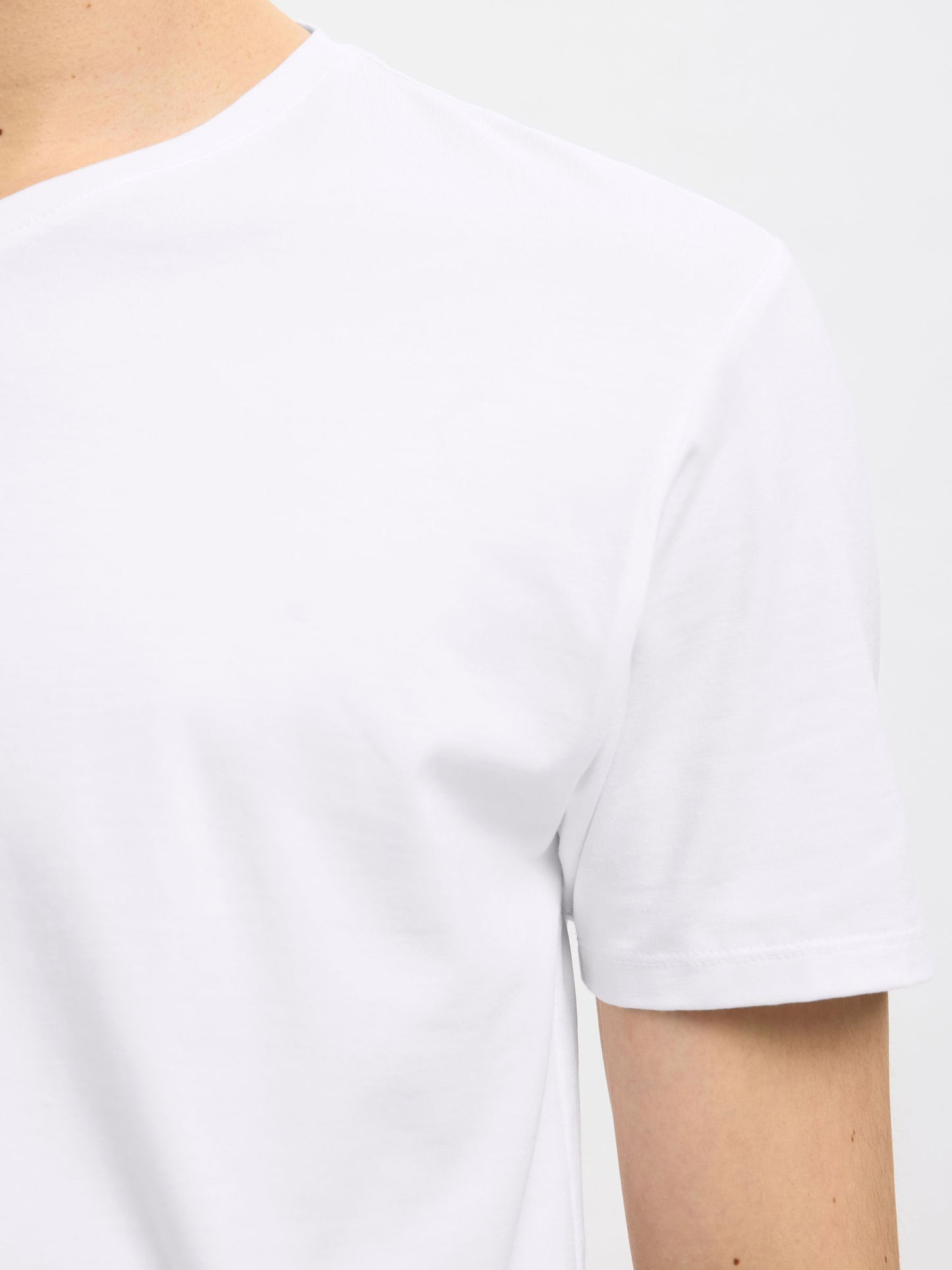 SHORT-SLEEVED V-NECK T-SHIRT SELECTED