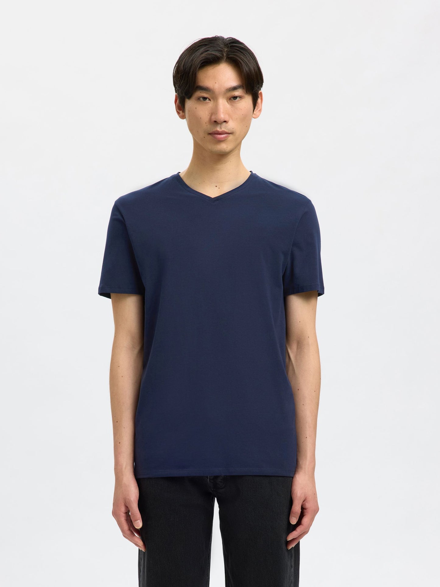 SHORT-SLEEVED V-NECK T-SHIRT SELECTED