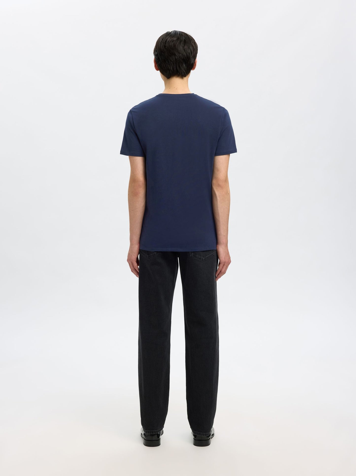 SHORT-SLEEVED V-NECK T-SHIRT SELECTED