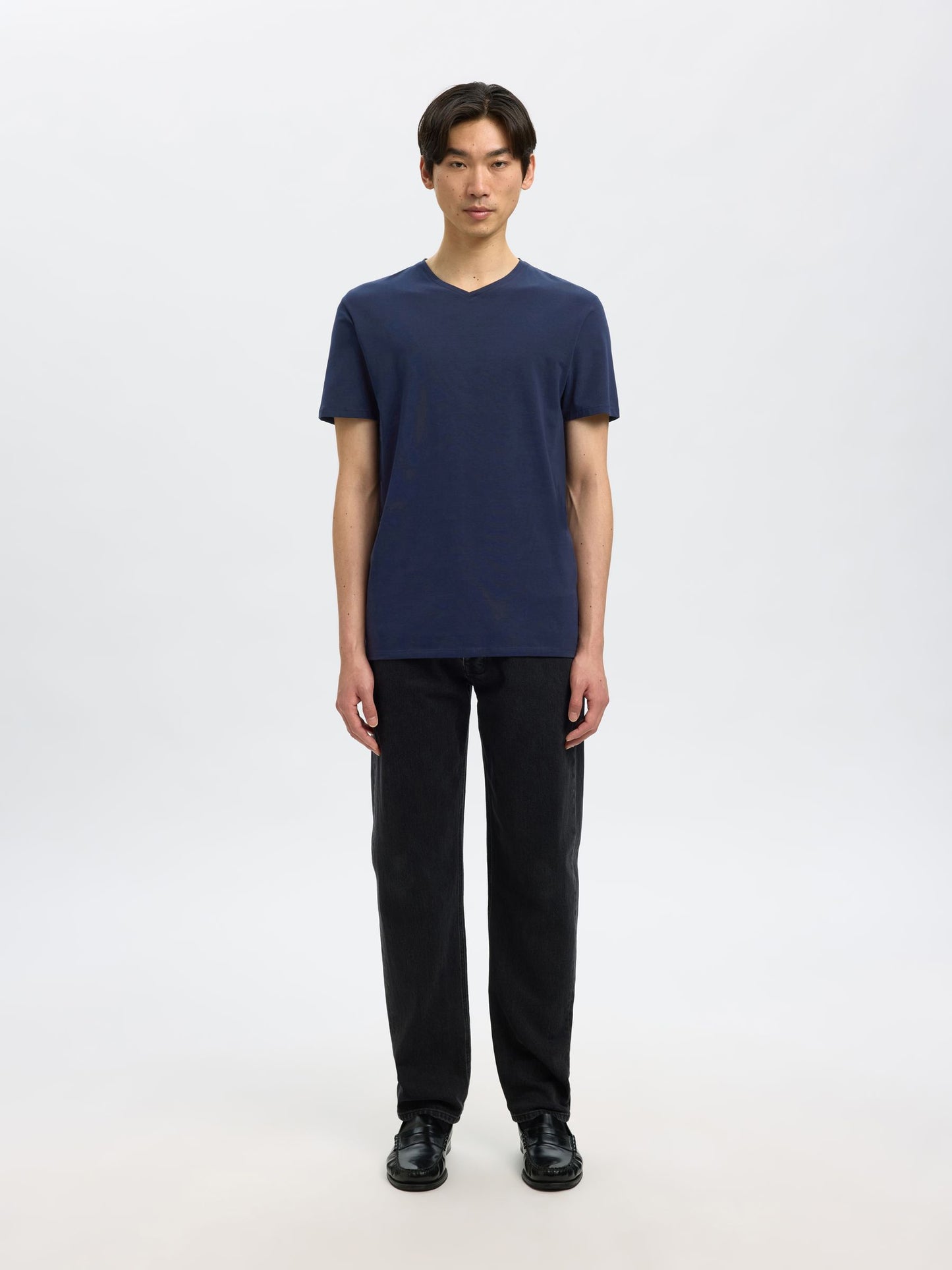 SHORT-SLEEVED V-NECK T-SHIRT SELECTED