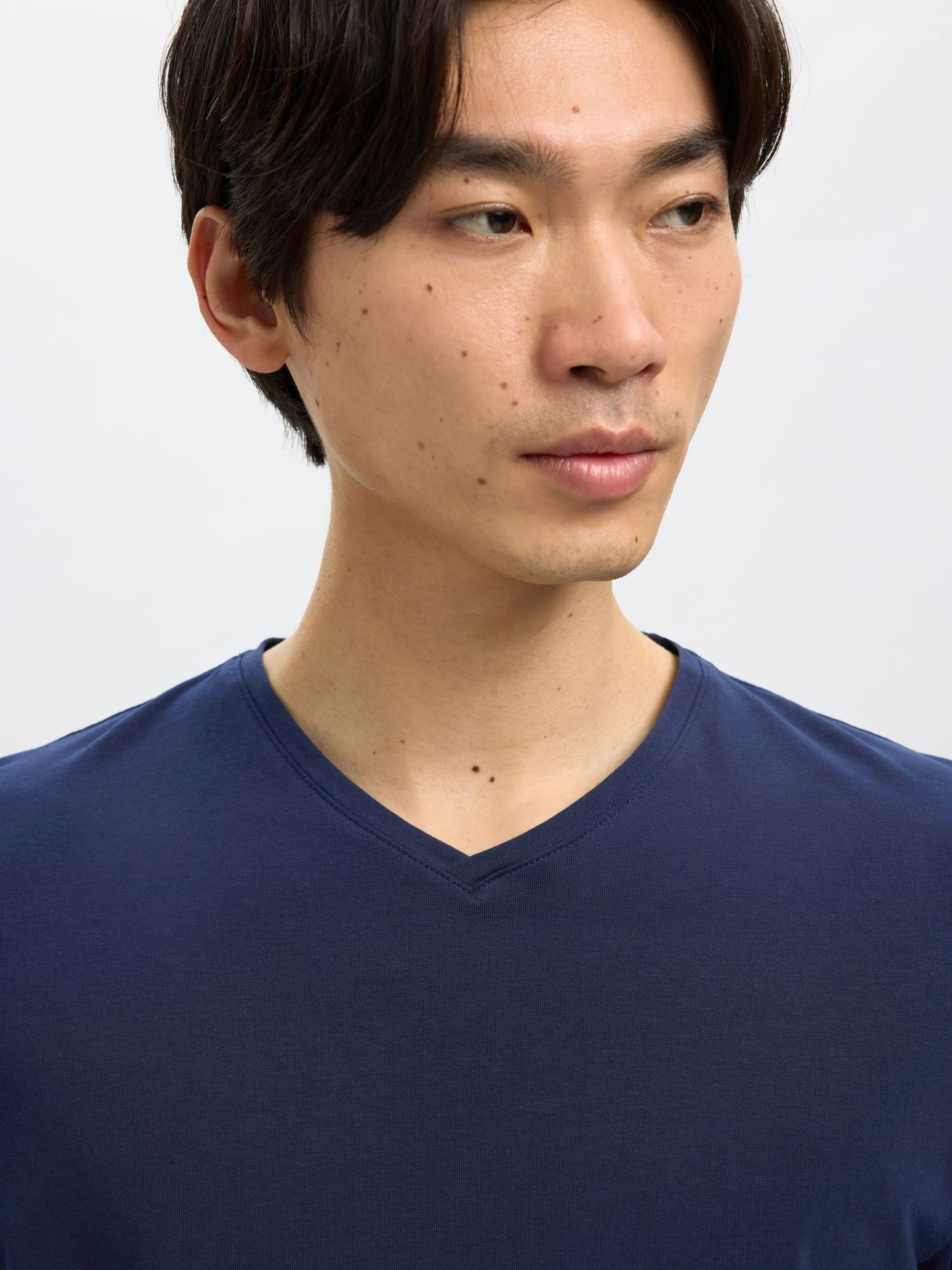 SHORT-SLEEVED V-NECK T-SHIRT SELECTED
