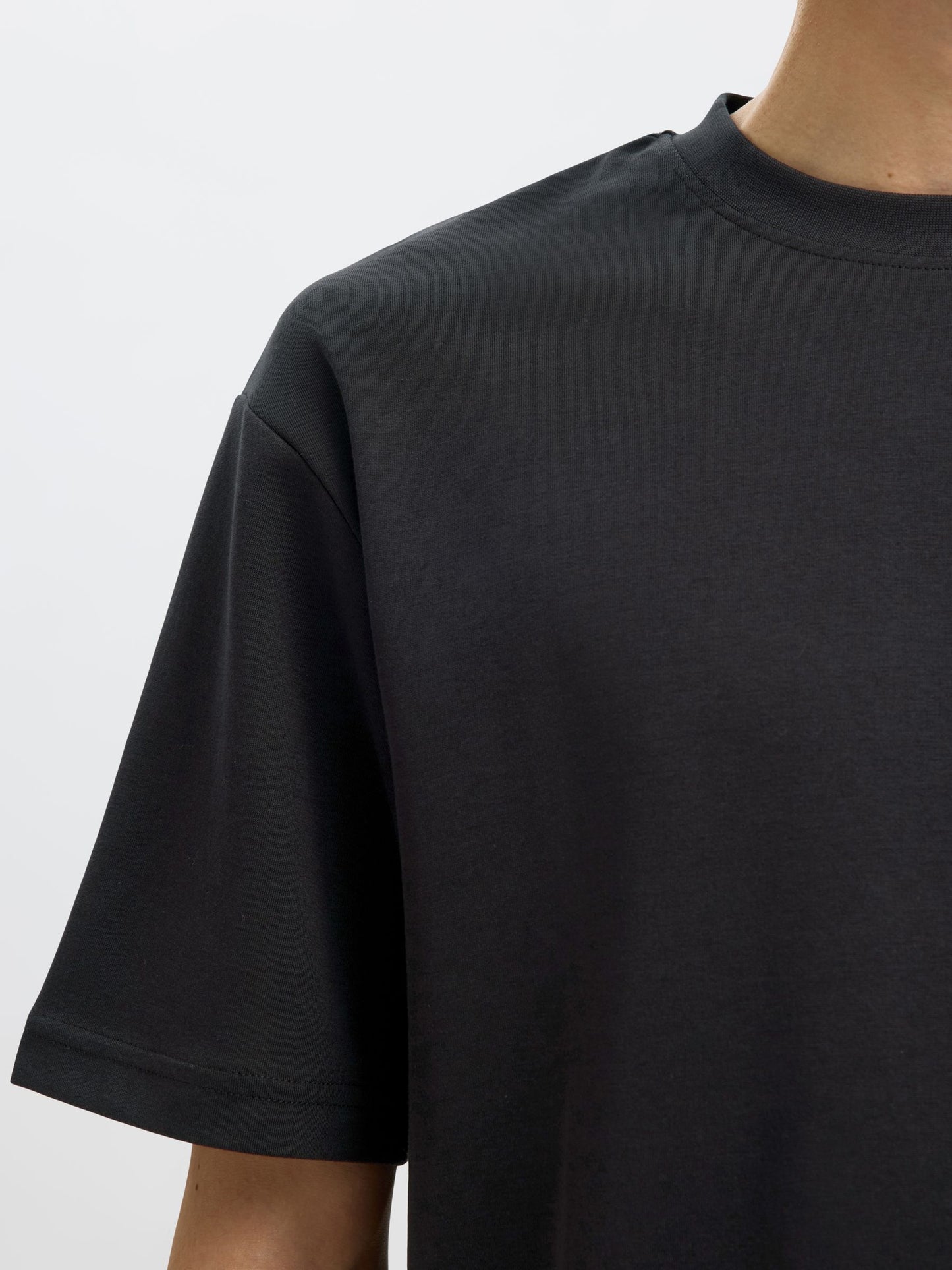 LOOSE FIT T-SHIRT SELECTED